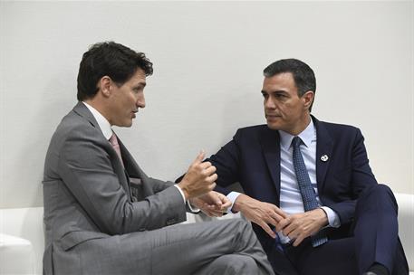 29/06/2019. Pedro Sánchez asiste a la cumbre del G-20. El presidente del Gobierno en funciones, Pedro Sánchez, conversa con el primer minist...